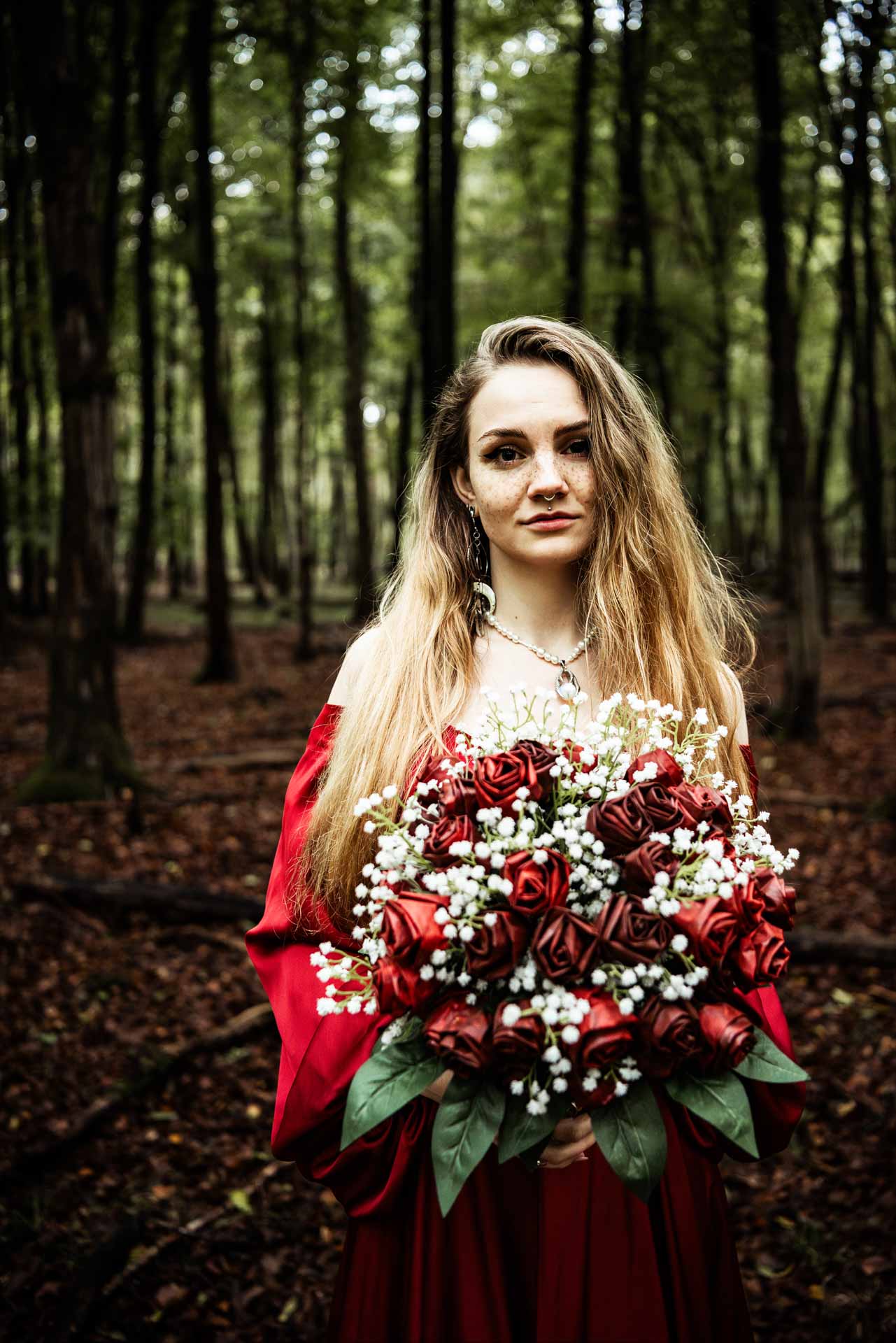 Mystisch Märchen Fotoshooting im Wald im Herbst Nadine Grüßgen