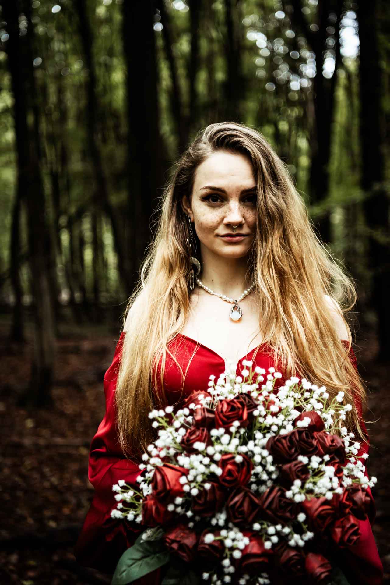 Mystisch Märchen Fotoshooting im Wald im Herbst Nadine Grüßgen