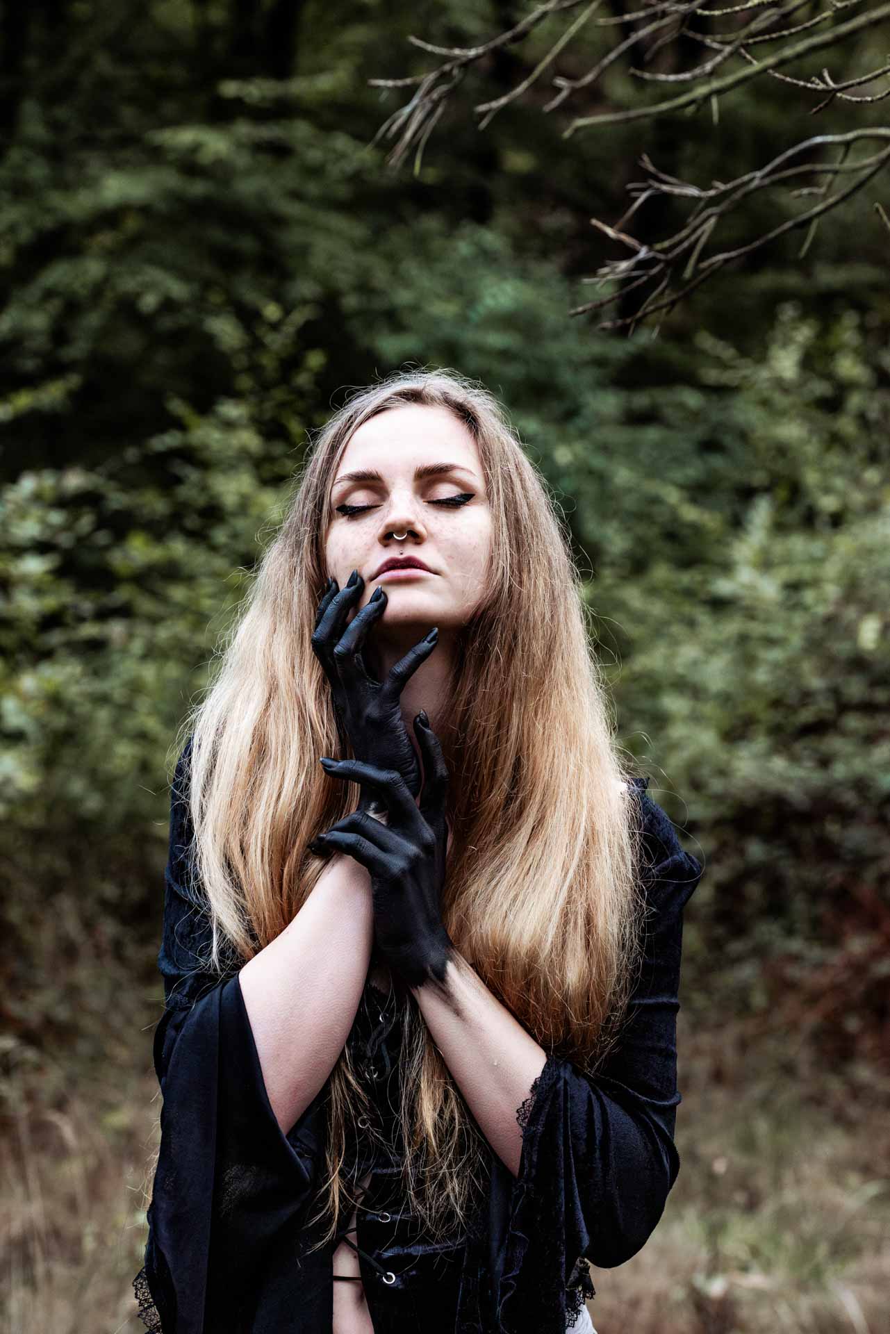 Mystisch Witchy Fotoshooting im Wald im Herbst Nadine Grüßgen