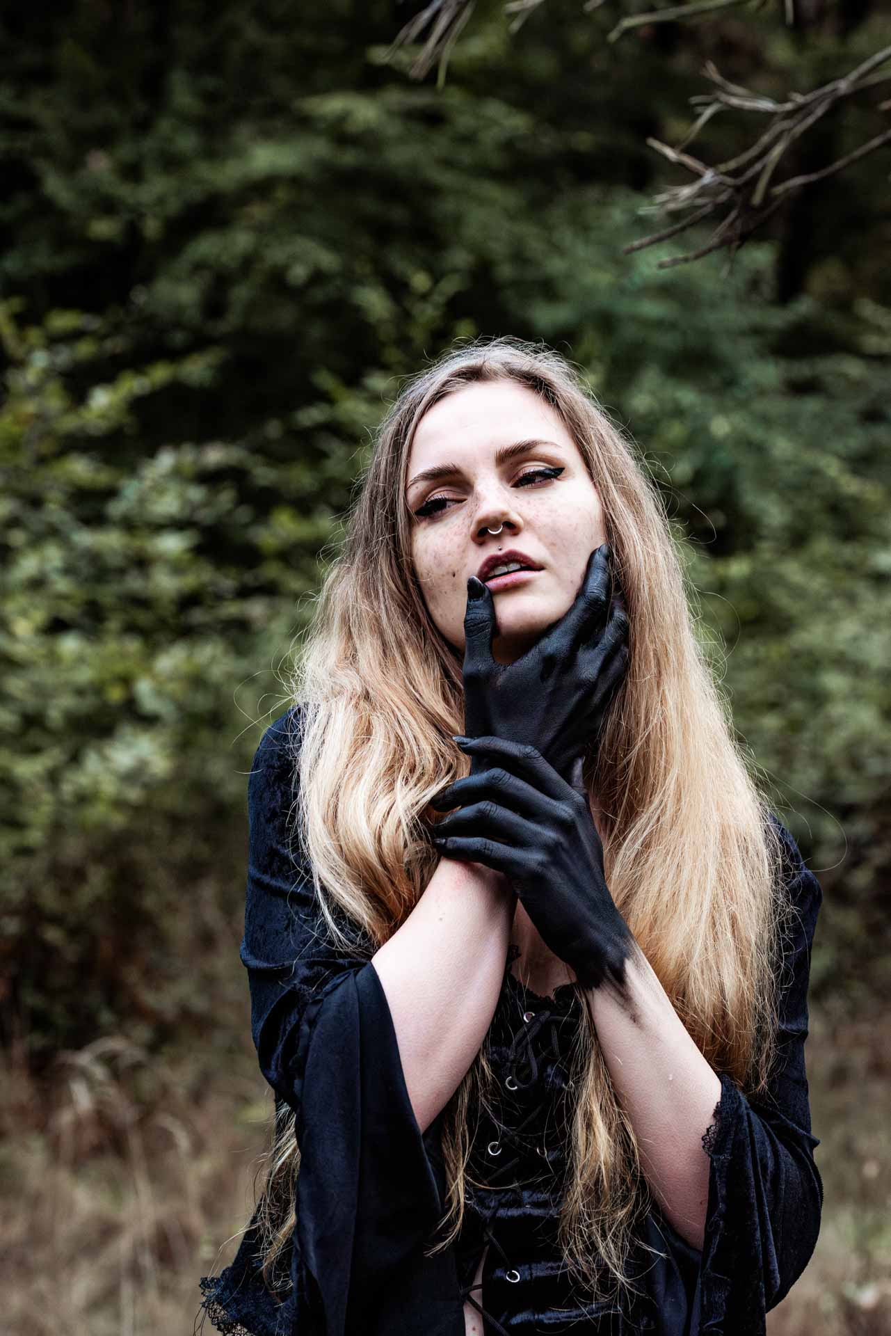 Mystisch Witchy Fotoshooting im Wald im Herbst Nadine Grüßgen
