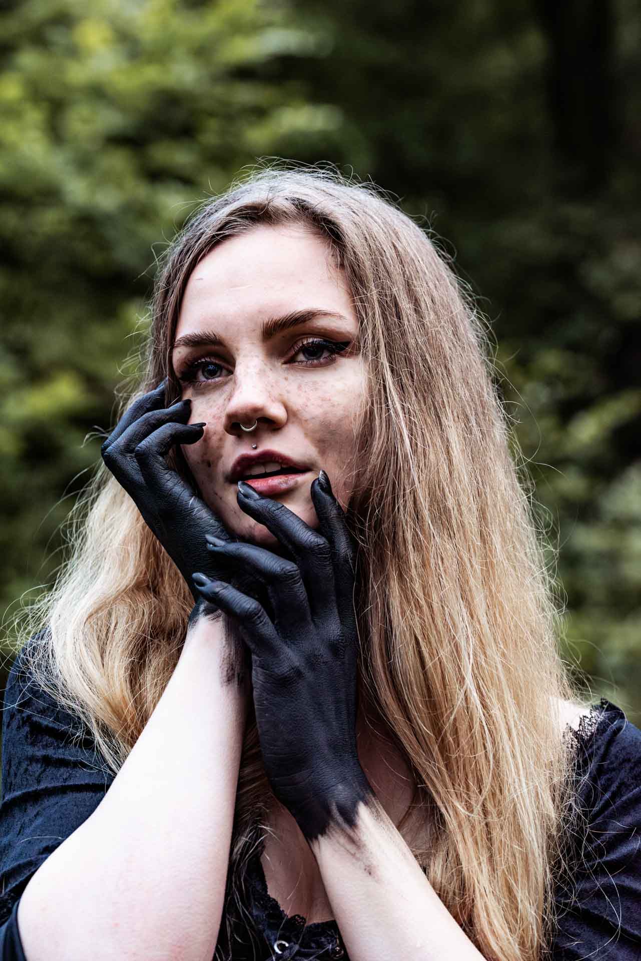 Mystisch Witchy Fotoshooting im Wald im Herbst Nadine Grüßgen