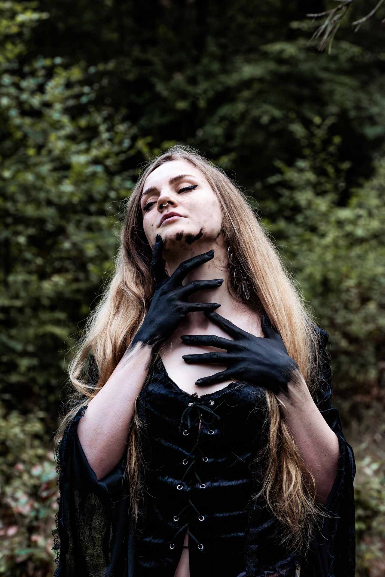 Mystisch Witchy Fotoshooting im Wald im Herbst Nadine Grüßgen