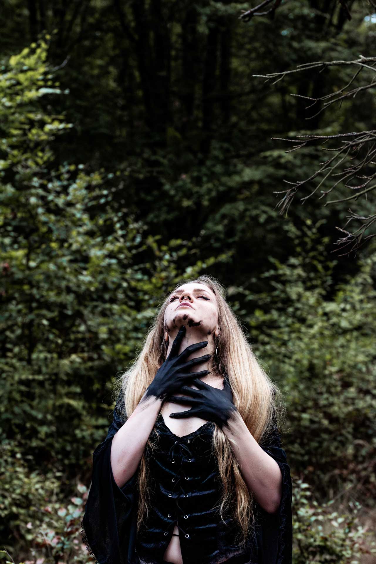 Mystisch Witchy Fotoshooting im Wald im Herbst Nadine Grüßgen