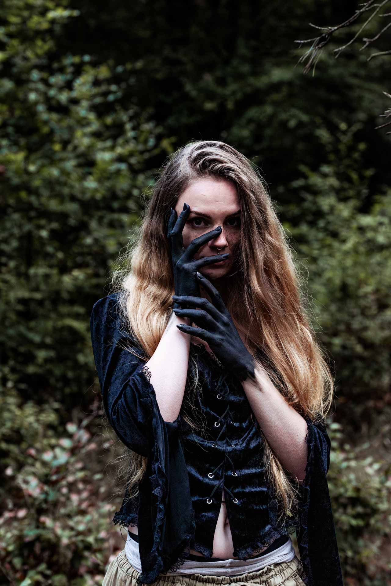 Mystisch Witchy Fotoshooting im Wald im Herbst Nadine Grüßgen