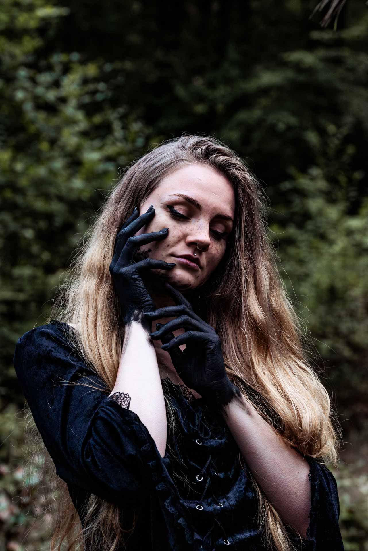Mystisch Witchy Fotoshooting im Wald im Herbst Nadine Grüßgen