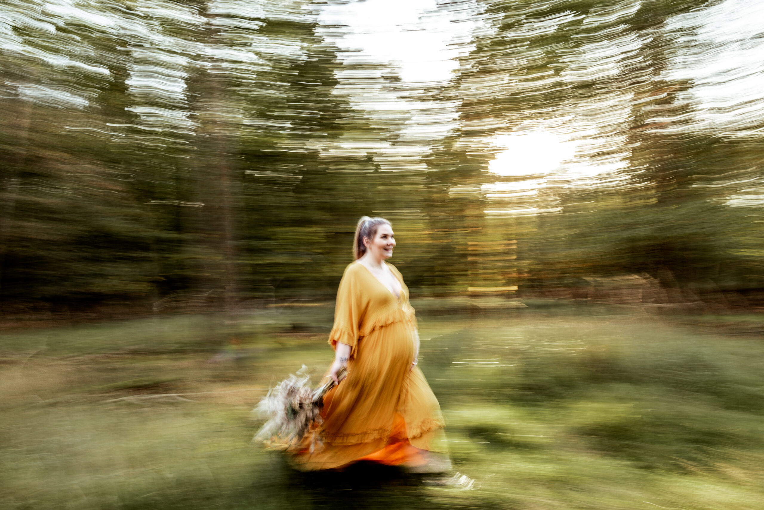Schwangerschaftsshooting im Wald in Hessen