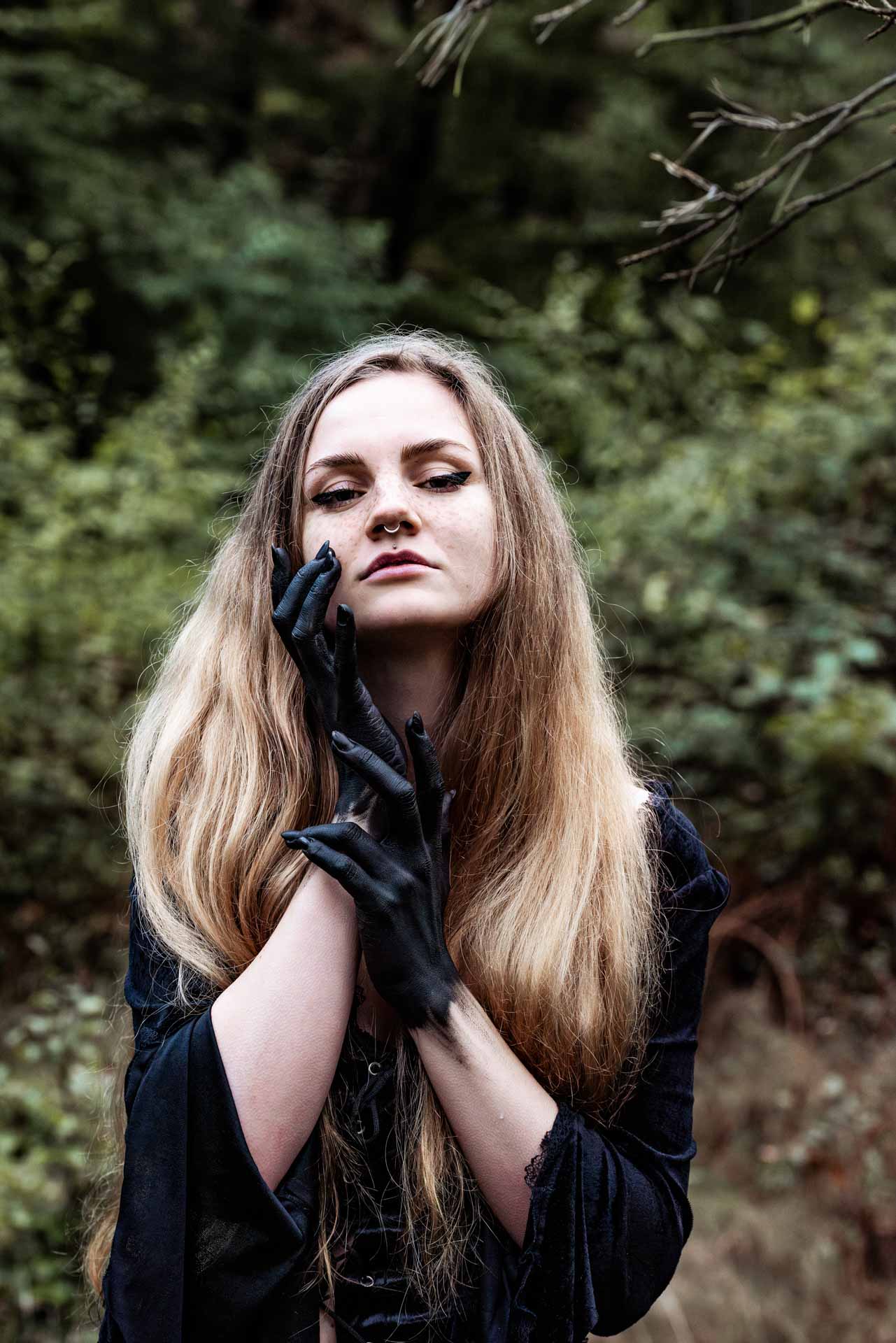 Mystisch Witchy Fotoshooting im Wald im Herbst Nadine Grüßgen