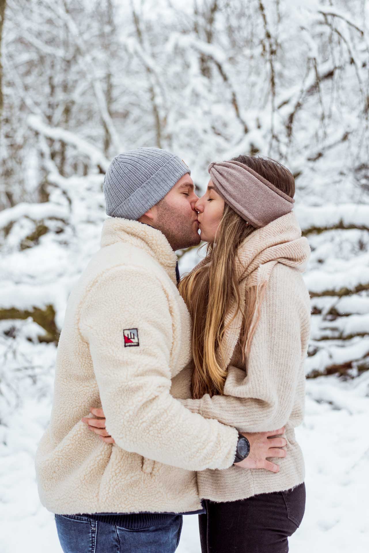 Paarshooting im Winter im Schnee, Feldberg, Herchenhainer Höhe, Hessen, Fotografin Nadine Grüßgen