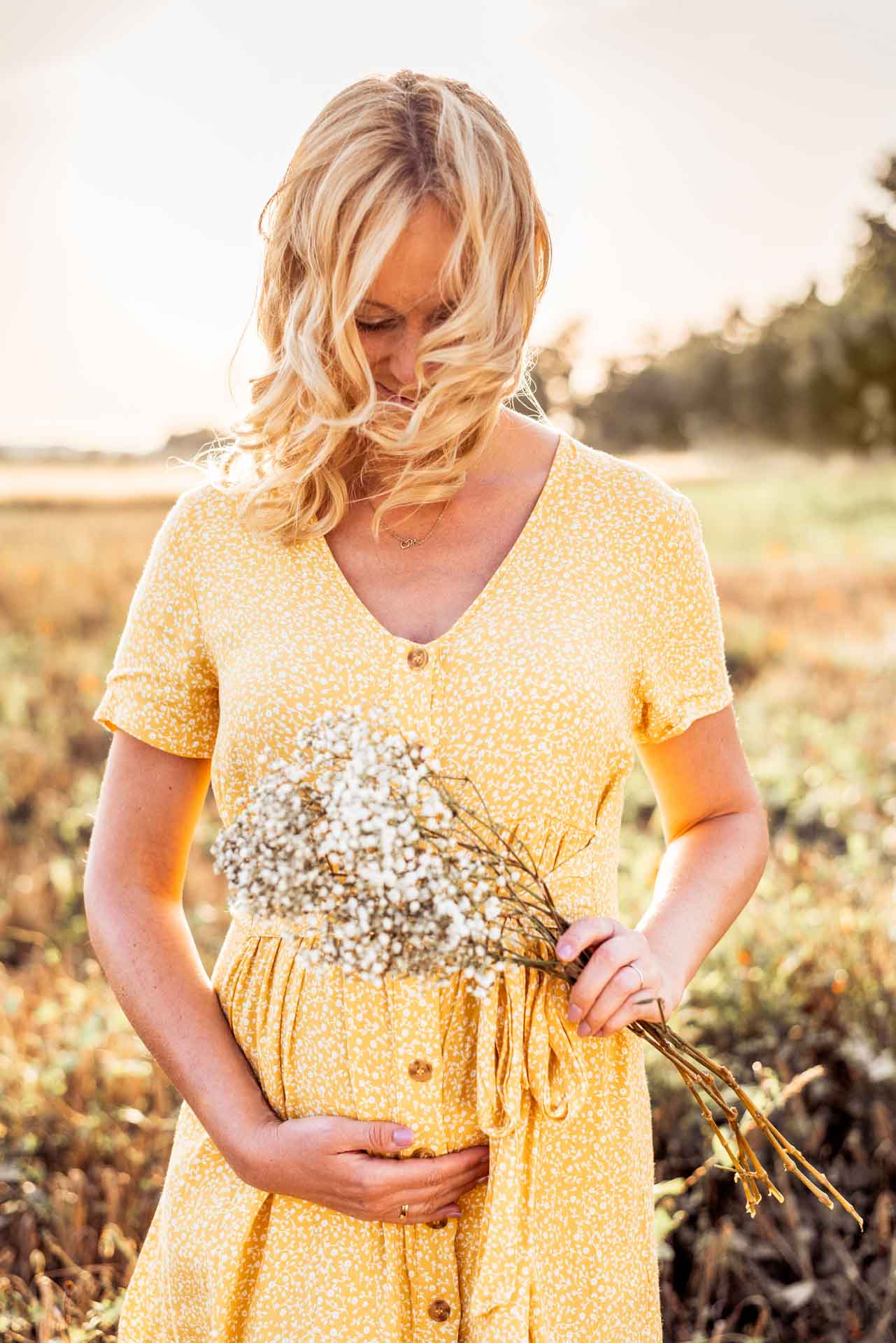 Schwangerschaftsshooting, Babybauchshooting im Sommer auf dem Feld in Hessen, Bauschheim, Nadine Grüßgen Fotografin