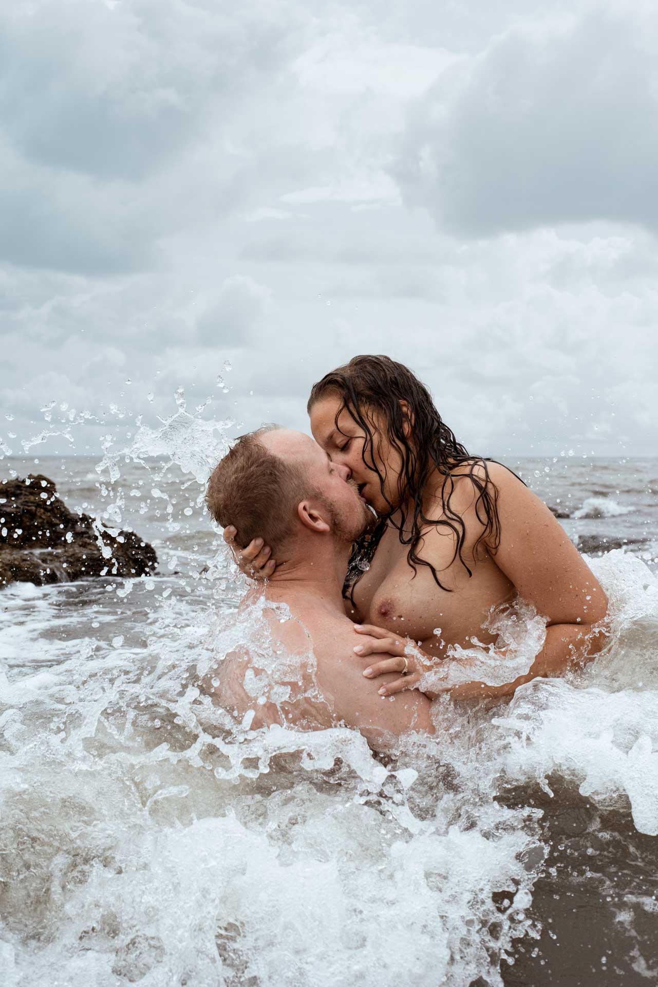 Sensual Aktshooting auf Mallorca im Wasser